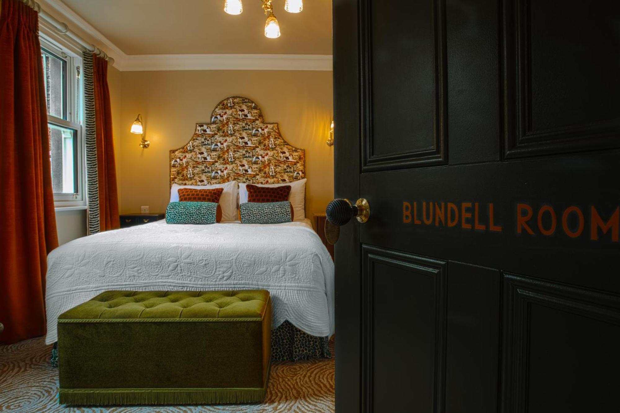 Arthurs Hillsborough Room photo